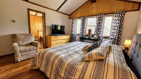 The Wooden Nest by AvantStay Deck Big Yard w Hammocks Fire Pit