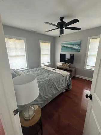 Spacious and Charming 6-Bed Beach House in Salisbury Отели рядом с достопримечательностью «Pines Camping Area»