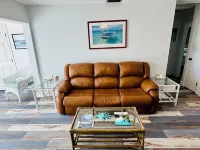Charming 2-bedroom waterfront townhome with WiFi, AC Hot Tub and dock Hotels in Matlacha