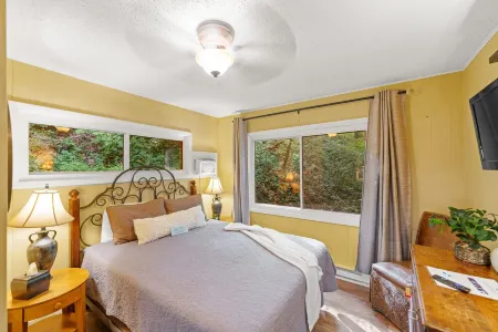 Pet Friendly Chalet, Tucked in the Trees and only three minutes from downtown!