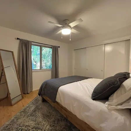 Cozy Mountain Home with Hot Tub and Wifi in Rhododendron