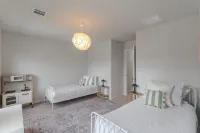 NEW 5 bdr + lake view + playground + BBQ, fits 10!