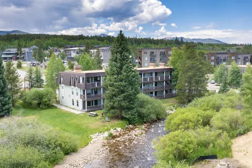 Tranquil End Unit with Modern Kitchen and Cozy Fireplace - Charming Retreat Hotels in Winter Park