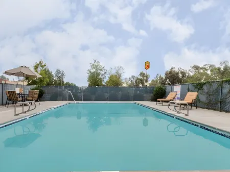 Super 8 by Wyndham Willows