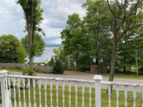 Charming 4 bedroom 3 bathroom cottage with lake view