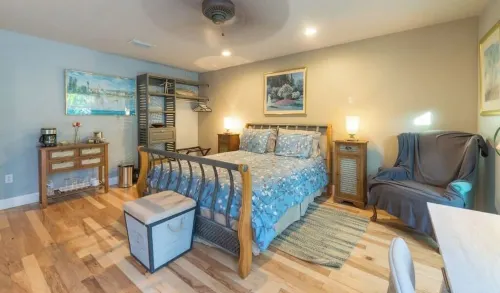 Quiet Oasis in Lovely Neighborhood