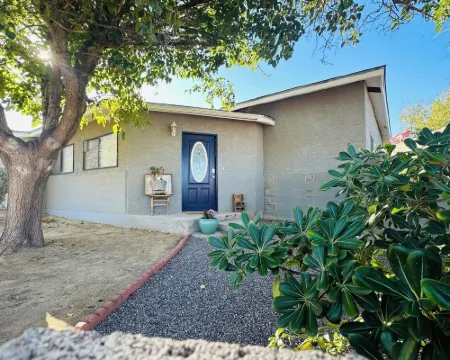 Terrific, CLEAN 4-bedroom house in Thatcher with WiFi, AC 撒切酒店