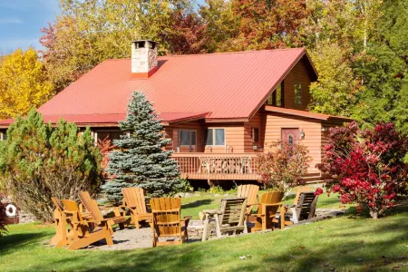 Spacious Mountain Retreat with Hot Tub and Fire Pit - Charming Sanctuary