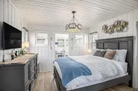 Beautiful boathouse with an all season hot tub, paddle boat and kayaks!