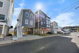 Charming 3-bedroom waterfront house with WiFi and AC in charming Highlands