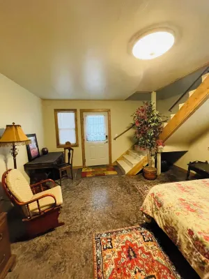 Charming 2-bedroom apartment in terrific Eureka with WiFi