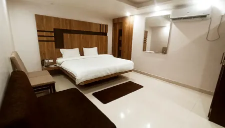 Hotel Crown Palace Отели рядом с достопримечательностью «Ramdas»