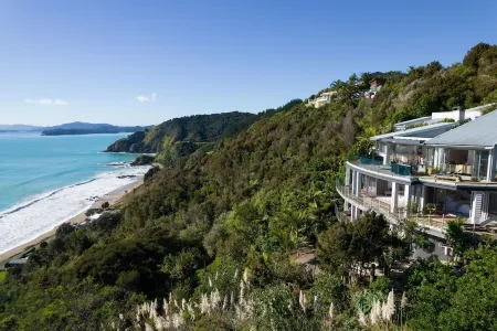 Qualmark 5 Star Luxury Accommodation with stunning views over Long Beach