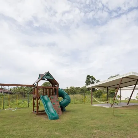 Modern Stylist 3 BR Beach House, w/Private Pool & Fast WiFi.