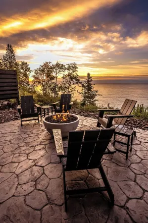 BRAND NEW Lakefront Tiny Home w/ Treehouse Sauna - Jarvi Cabin at Stay Boreal