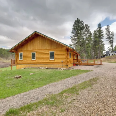 Hill City Log Cabin Along Newton Creek!