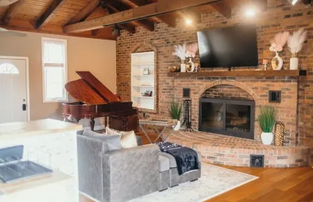 Couples Getaway - Guesthouse/ In-Law Suite with Jacuzzi/Sauna/Pool