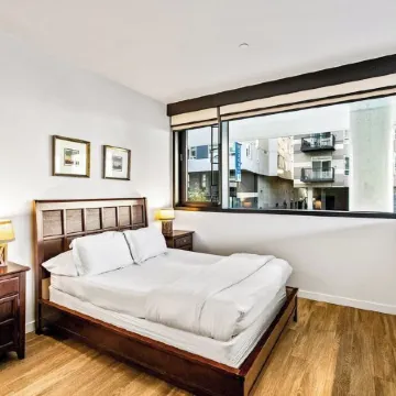 Airy and Open Corner Loft - 92 Walkscore Отели в г. Редмонд