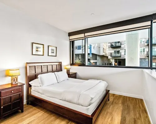 Airy and Open Corner Loft - 92 Walkscore Hotels in Redmond