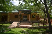 2BR HOME - WiFi + Parking  Homz Cottage - Chipata. Zambia. 奇帕塔住宿飯店