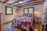 Charming Moose Lodge 2-bedroom cabin with WIFI,& Game room in Bryson City