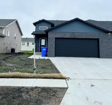 3-bedroom twin home in fabulous Fargo with WiFi, AC. Start your adventure