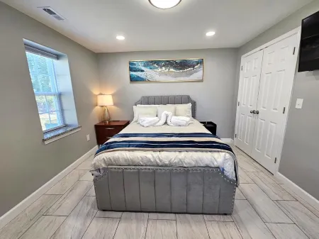 Cozy 1-bedroom apartment in Lumberton with AC, WiFi. Отели в г. Ламбертон