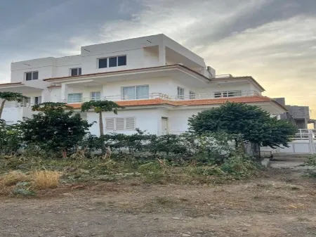 Spacious 4-bedroom apartment in serene Tarrafal with WiFi Отели в г. Таррафал