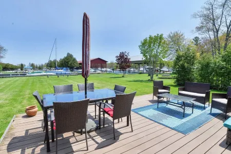 BEAUTIFUL WATER FRONT AND BOATER LOVER