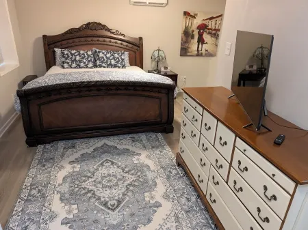 Newly finished basement suite in Midlothian.  Very clean and spacious. Отели рядом с достопримечательностью «Парк Роквуд»