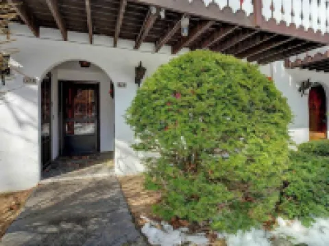 The Knotty Chipmunk - Cozy Condo - Sleeps 6 Hotels in Bartlett