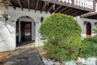 The Knotty Chipmunk - Cozy Condo - Sleeps 6