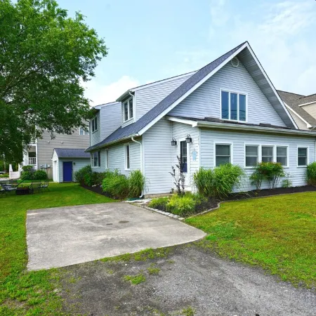 The Sandbox by the Bay~ 4BR, Bonus Room, Big Yard, & Outdoor Shower