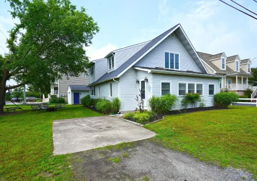 The Sandbox by the Bay~ 4BR, Bonus Room, Big Yard, & Outdoor Shower