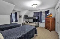 Cozy 4 Bedroom, 3 Bath House 1 mile from Village