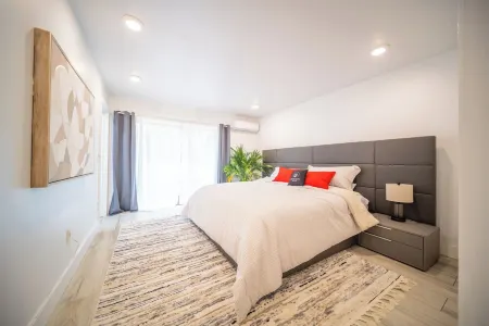 Spacious Vitality Villa in Miami with dedicated workspace 3 bed 2 bath Отели в г. Айвис-Истейтс