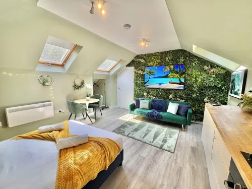 Luxe Chic Retreat - Tropical Vibes - Minutes Walk to Town and Beach - Sleeps 3