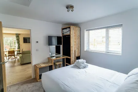 Ashenhurst; woodland lodge for 4 with hot tub, BBQ, near Alton Towers.