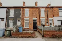 Bright House. 13 minutes to the theme park. Family sized victorian terrace.