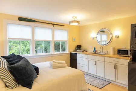 Charming studio in delightful Provincetown with WiFi, AC Отели в г. Провинстаун