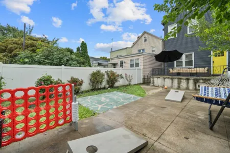 Stunning Skyline Views and Free Parking Spot - Gorgeous Urban Haven