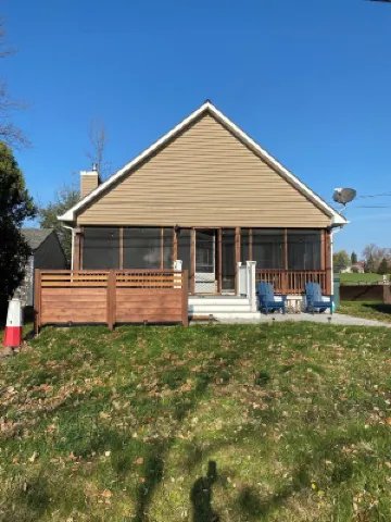 Sunrise Lake House, Comfort-Hot Tub-Beach!