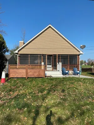Sunrise Lake House, Comfort-Hot Tub-Beach!