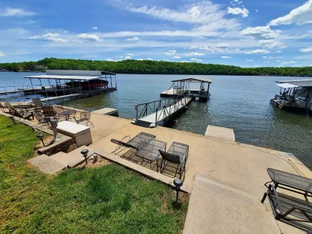 Lake it Easy Waterfront Sunset Views, Firepit, Dock, King Bed