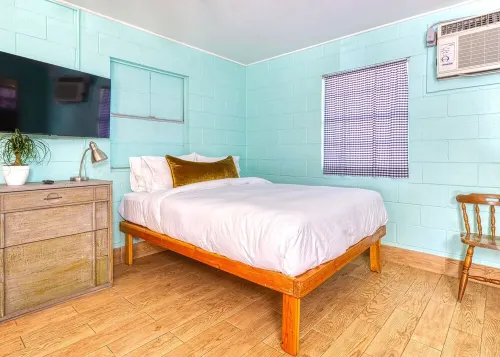 Cute Cabin with Amazing Frio River Frontage, 1 mile from Garner State Park - Alphydda