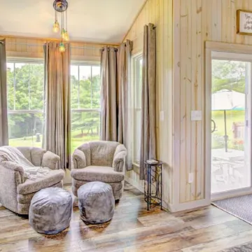 Heart of the Hocking Hills centrally located to hiking trails, lake and shopping