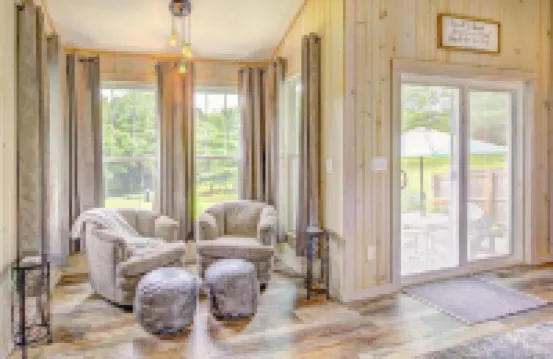 Heart of the Hocking Hills centrally located to hiking trails, lake and shopping