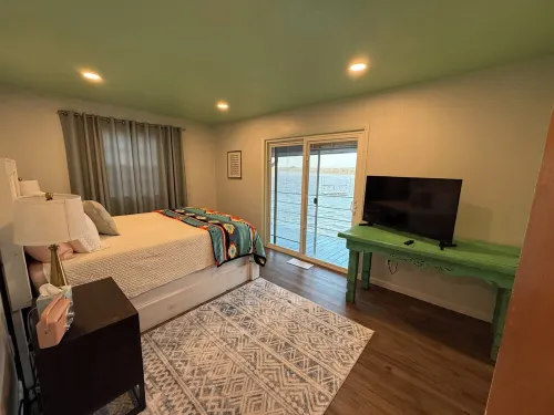 Lake Front House with Private Dock and boat rental available!  Lake Eufala