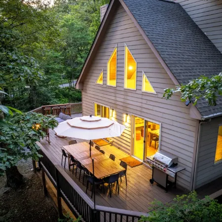 2 Mins to Slopes: HotTub, Game Room, Family & Pets, 3 King Beds