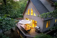 2 Mins to Slopes: HotTub, Game Room, Family & Pets, 3 King Beds